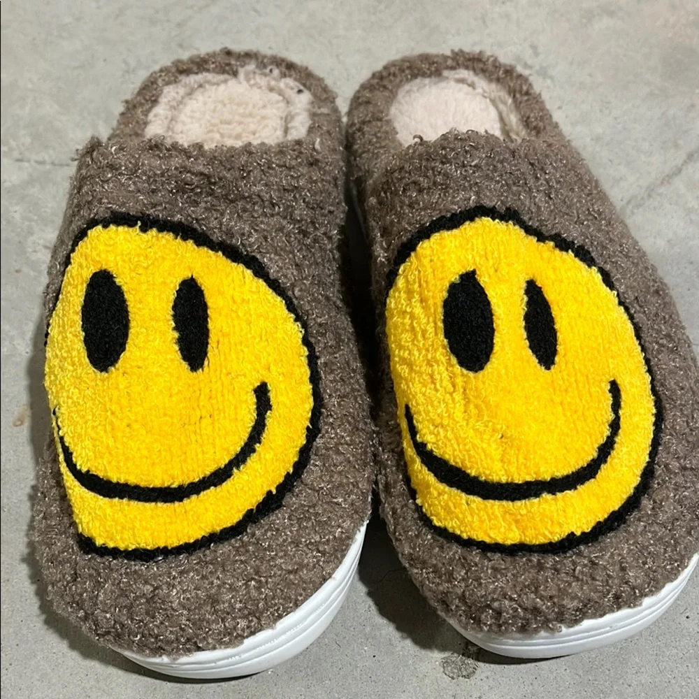 Brown Smiley Face Women's Slippers New In Package - Picture 2 of 2